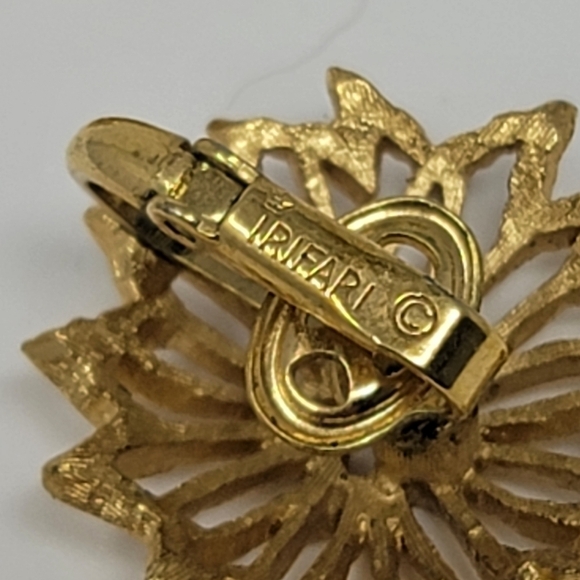 Vintage Trifari Crown Gold Tone Leaves Leaf Brushed Etched Clip On Earrings - Picture 5 of 6